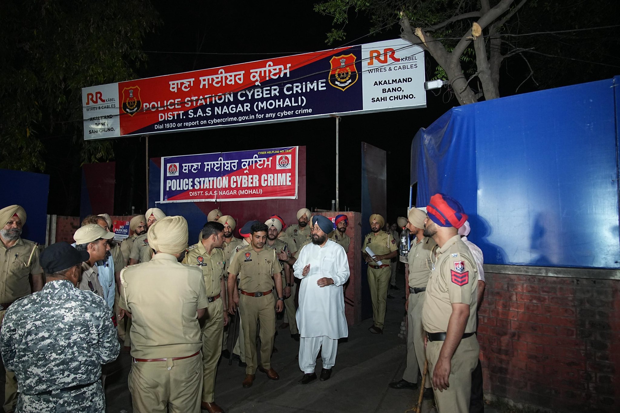 May be an image of 10 people and text that says 'ਥਾਣਾ ਸਾਈਬਰ ਕ੍ਰਾਇਮ DOLICE STATION CYBER CRIME (MOHALI) crime DISTT. S.A.S NAGAR orany or ny cyber cybererime gow.in RR HKABEL WIRES CABLES AKALMAND BANO, SAHI CHUNO. ਬਾਣਾ ਸਾਈਬਰ ਕਾਇਮ POLICE STATION CYBER CRIME DISTT.S.AS NAGAR (MOHALI)'